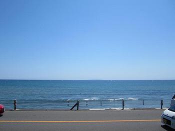 七里ヶ浜の海と空と道路.JPG