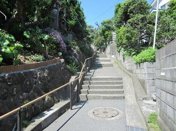七里ヶ浜の石の階段.JPG