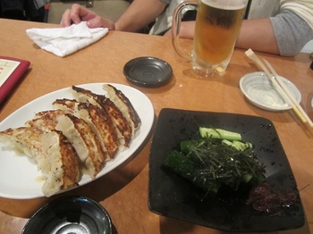 餃子とビール＠たぬき.JPG